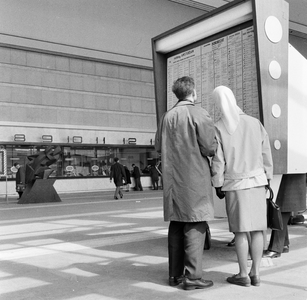 854247 Afbeelding van reizigers bij het vertrektijdenbord in de hal van het N.S.-station Rotterdam C.S. te Rotterdam.